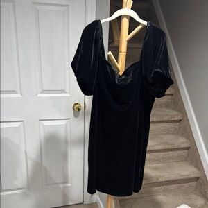 Arula Elegant Black Velvet Dress